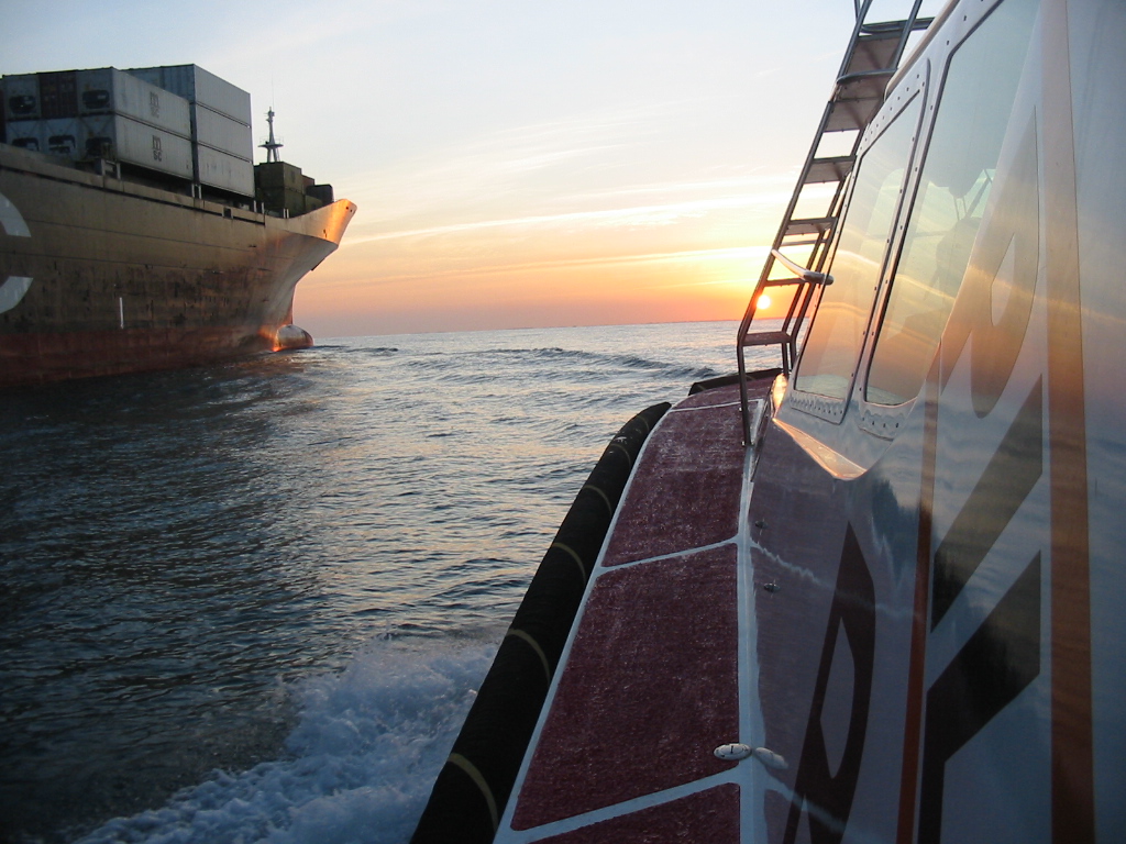Prático de navios em operação portuária