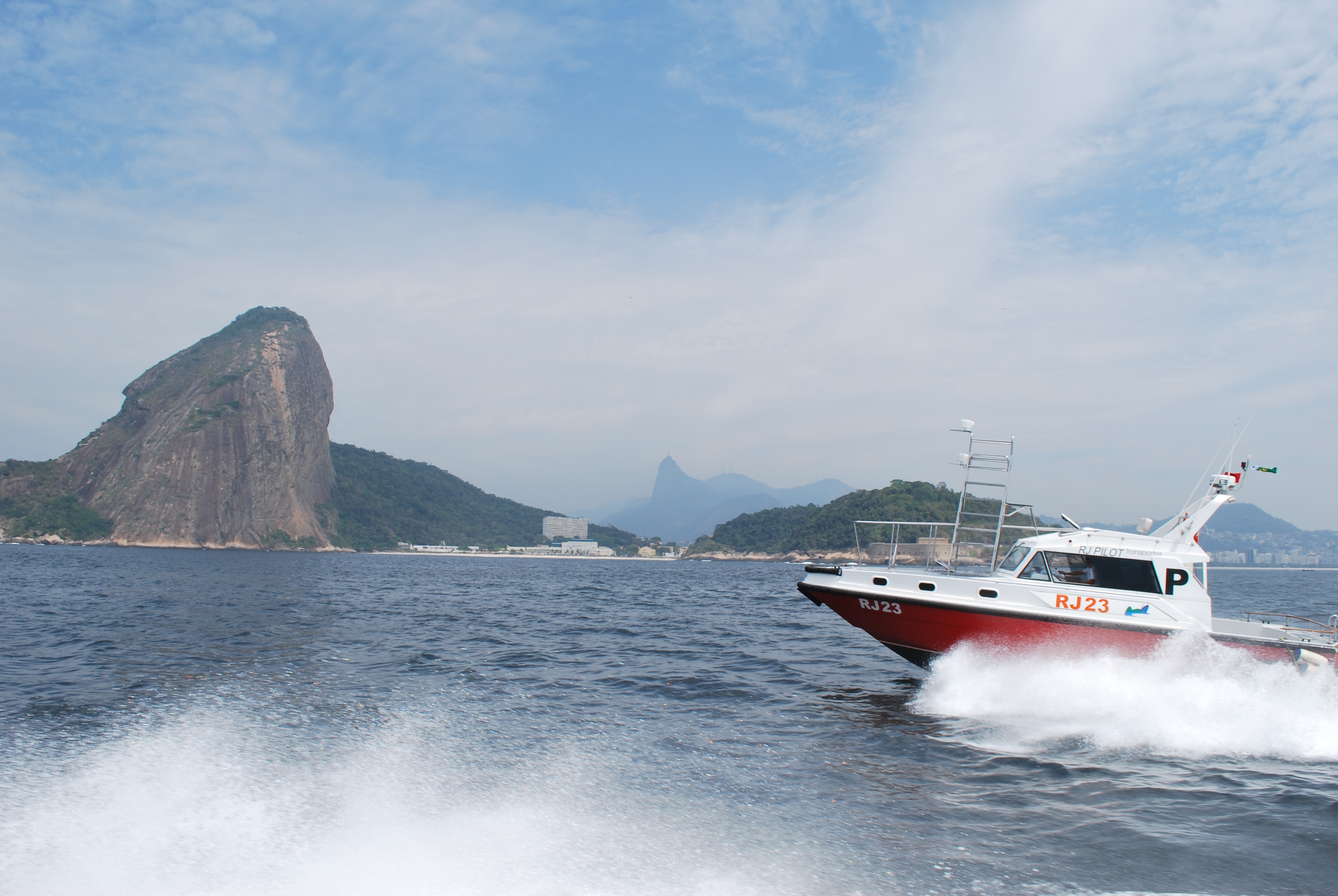 Embarcação em porto brasileiro